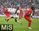 03.05.2025, Fussball 1. Bundesliga 2024/2025, 32. Spieltag, RB Leipzig - FC Bayern Mnchen, in der Red Bull Arena Leipzig, v.l. Joshua Kimmich (FC Bayern Mnchen) gegen Amadou Heidara (RB Leipzig) 


