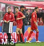 03.05.2025, Fussball 1. Bundesliga 2024/2025, 32. Spieltag, RB Leipzig - FC Bayern Mnchen, in der Red Bull Arena Leipzig, Trainer Vincent Kompany (FC Bayern Mnchen) klatscht mit Thomas Mller (FC Bayern Mnchen) ab


