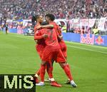03.05.2025, Fussball 1. Bundesliga 2024/2025, 32. Spieltag, RB Leipzig - FC Bayern Mnchen, in der Red Bull Arena Leipzig, v.l. Michael Olise (FC Bayern Mnchen), Serge Gnabry (FC Bayern Mnchen) und Kingsley Coman (FC Bayern Mnchen) jubeln


