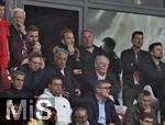 03.05.2025, Fussball 1. Bundesliga 2024/2025, 32. Spieltag, RB Leipzig - FC Bayern Mnchen, in der Red Bull Arena Leipzig, Harry Kane (FC Bayern Mnchen) nachdenklich, untere Reihe v.l. Sportvorstand Max Eberl (Bayern Mnchen), Vorstandsvorsitzender Jan-Christian Dreesen (FC Bayern Mnchen) und Prsident Herbert Hainer (FC Bayern) nachdenklich.


