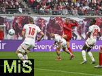 03.05.2025, Fussball 1. Bundesliga 2024/2025, 32. Spieltag, RB Leipzig - FC Bayern Mnchen, in der Red Bull Arena Leipzig, Leroy Sane (Bayern Mnchen) zieht ab und trifft 


