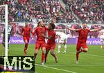 03.05.2025, Fussball 1. Bundesliga 2024/2025, 32. Spieltag, RB Leipzig - FC Bayern Mnchen, in der Red Bull Arena Leipzig, Torjubel v.l. Leroy Sane (Bayern Mnchen) und Kingsley Coman (FC Bayern Mnchen) und Joshua Kimmich (FC Bayern Mnchen) 


