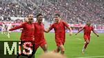 03.05.2025, Fussball 1. Bundesliga 2024/2025, 32. Spieltag, RB Leipzig - FC Bayern Mnchen, in der Red Bull Arena Leipzig, v.l. Leroy Sane (Bayern Mnchen), Kingsley Coman (FC Bayern Mnchen) und Aleksandar Pavlovic (Bayern Mnchen)  


