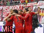 03.05.2025, Fussball 1. Bundesliga 2024/2025, 32. Spieltag, RB Leipzig - FC Bayern Mnchen, in der Red Bull Arena Leipzig, 
Torjubel von Leroy Sane (Bayern Mnchen) und den Mitspielern

