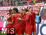 03.05.2025, Fussball 1. Bundesliga 2024/2025, 32. Spieltag, RB Leipzig - FC Bayern Mnchen, in der Red Bull Arena Leipzig, 
Torjubel von Leroy Sane (Bayern Mnchen) und den Mitspielern

