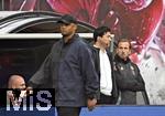03.05.2025, Fussball 1. Bundesliga 2024/2025, 32. Spieltag, RB Leipzig - FC Bayern Mnchen, in der Red Bull Arena Leipzig, Harry Kane (FC Bayern Mnchen) steht am Rand


