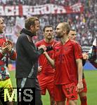 03.05.2025, Fussball 1. Bundesliga 2024/2025, 32. Spieltag, RB Leipzig - FC Bayern Mnchen, in der Red Bull Arena Leipzig, Die Bayern Spieler bei den Fans in der Kurve, v.l. Harry Kane (FC Bayern Mnchen) shakehands mit Konrad Laimer (FC Bayern Mnchen) 

