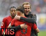 03.05.2025, Fussball 1. Bundesliga 2024/2025, 32. Spieltag, RB Leipzig - FC Bayern Mnchen, in der Red Bull Arena Leipzig, Die Bayern Spieler bei den Fans in der Kurve, v.l. Harry Kane (FC Bayern Mnchen) umarmnt Joshua Kimmich (FC Bayern Mnchen) herzlich.


