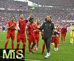 03.05.2025, Fussball 1. Bundesliga 2024/2025, 32. Spieltag, RB Leipzig - FC Bayern Mnchen, in der Red Bull Arena Leipzig, Die Bayern Spieler bei den Fans in der Kurve, v.l. Joao Palhinha (FC Bayern Mnchen), Joshua Kimmich (FC Bayern Mnchen), Kingsley Coman (FC Bayern Mnchen), Sacha Boey (FC Bayern Mnchen), Torwart Manuel Neuer (FC Bayern Mnchen), Lennart Karl (Bayern Mnchen) 


