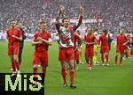 03.05.2025, Fussball 1. Bundesliga 2024/2025, 32. Spieltag, RB Leipzig - FC Bayern Mnchen, in der Red Bull Arena Leipzig, Die Bayern Spieler bei den Fans in der Kurve, v.l. Joao Palhinha (FC Bayern Mnchen), Joshua Kimmich (FC Bayern Mnchen) , Thomas Mller (FC Bayern Mnchen), Sacha Boey (FC Bayern Mnchen) usw

