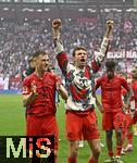 03.05.2025, Fussball 1. Bundesliga 2024/2025, 32. Spieltag, RB Leipzig - FC Bayern Mnchen, in der Red Bull Arena Leipzig, Die Bayern Spieler bei den Fans in der Kurve, v.l. Joshua Kimmich (FC Bayern Mnchen) und Thomas Mller (FC Bayern Mnchen) 

