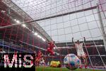 03.05.2025, Fussball 1. Bundesliga 2024/2025, 32. Spieltag, RB Leipzig - FC Bayern Mnchen, in der Red Bull Arena Leipzig,  Torschuss zum 2:0 von Lukas Klostermann (li, RB Leipzig) per Kopfball, Torwart Jonas Urbig (FC Bayern Mnchen) streckt sich vergeblich zum Ball.  re: Benjamin Sesko (RB Leipzig) jubelt, Joshua Kimmich (FC Bayern Mnchen) springt ber seinen Torwart.

