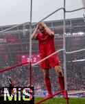 03.05.2025, Fussball 1. Bundesliga 2024/2025, 32. Spieltag, RB Leipzig - FC Bayern Mnchen, in der Red Bull Arena Leipzig, Konrad Laimer (FC Bayern Mnchen) frustriert im Regenwetter. 



