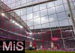 03.05.2025, Fussball 1. Bundesliga 2024/2025, 32. Spieltag, RB Leipzig - FC Bayern Mnchen, in der Red Bull Arena Leipzig, Michael Olise (mitte, FC Bayern Mnchen) trifft nur den Pfosten, das wre das Siegtor in der 78. Minute gewesen 


