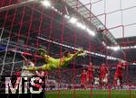 03.05.2025, Fussball 1. Bundesliga 2024/2025, 32. Spieltag, RB Leipzig - FC Bayern Mnchen, in der Red Bull Arena Leipzig,  Torschuss zum 2:0 von Lukas Klostermann (li, RB Leipzig) per Kopfball, Torwart Jonas Urbig (FC Bayern Mnchen) streckt sich vergeblich zum Ball. re: Eric Dier (FC Bayern Mnchen), Thomas Mller (FC Bayern Mnchen), Joshua Kimmich (FC Bayern Mnchen) nur Zuschauer.

