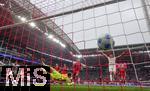 03.05.2025, Fussball 1. Bundesliga 2024/2025, 32. Spieltag, RB Leipzig - FC Bayern Mnchen, in der Red Bull Arena Leipzig,  Torschuss zum 2:0 von Lukas Klostermann (li, RB Leipzig) per Kopfball, Torwart Jonas Urbig (FC Bayern Mnchen) streckt sich vergeblich zum Ball. re: Eric Dier (FC Bayern Mnchen), Thomas Mller (FC Bayern Mnchen), Joshua Kimmich (FC Bayern Mnchen) nur Zuschauer. re: Benjamin Sesko (RB Leipzig) jubelt 

