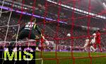 03.05.2025, Fussball 1. Bundesliga 2024/2025, 32. Spieltag, RB Leipzig - FC Bayern Mnchen, in der Red Bull Arena Leipzig, 3:2 Fhrungstor von Leroy Sane (hinten mitte, Bayern Mnchen), Torwart Maarten Vandevoordt (RB Leipzig) kann nur zuschauen.


