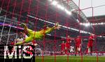 03.05.2025, Fussball 1. Bundesliga 2024/2025, 32. Spieltag, RB Leipzig - FC Bayern Mnchen, in der Red Bull Arena Leipzig,  Torschuss zum 2:0 von Lukas Klostermann (li, RB Leipzig) per Kopfball, Torwart Jonas Urbig (FC Bayern Mnchen) streckt sich vergeblich zum Ball. re: Eric Dier (FC Bayern Mnchen), Thomas Mller (FC Bayern Mnchen), Joshua Kimmich (FC Bayern Mnchen) nur Zuschauer.

