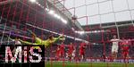 03.05.2025, Fussball 1. Bundesliga 2024/2025, 32. Spieltag, RB Leipzig - FC Bayern Mnchen, in der Red Bull Arena Leipzig,  Torschuss zum 2:0 von Lukas Klostermann (li, RB Leipzig) per Kopfball, Torwart Jonas Urbig (FC Bayern Mnchen) streckt sich vergeblich zum Ball. re: Eric Dier (FC Bayern Mnchen), Thomas Mller (FC Bayern Mnchen), Joshua Kimmich (FC Bayern Mnchen) nur Zuschauer.

