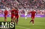 03.05.2025, Fussball 1. Bundesliga 2024/2025, 32. Spieltag, RB Leipzig - FC Bayern Mnchen, in der Red Bull Arena Leipzig, Torjubel Leroy Sane (li, Bayern Mnchen) nach seinem 3:2 Fhrungstreffer, mit Kingsley Coman (FC Bayern Mnchen) und Joshua Kimmich (FC Bayern Mnchen) 