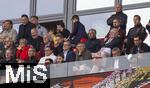 03.05.2025, Fussball 1. Bundesliga 2024/2025, 32. Spieltag, RB Leipzig - FC Bayern Mnchen, in der Red Bull Arena Leipzig, Ehrentribne, mit Harry Kane (re. oben, FC Bayern Mnchen), links daneben: Bruder Charlie Kane, Sportvorstand Max Eberl (Bayern Mnchen), Vorstandsvorsitzender Jan-Christian Dreesen (FC Bayern Mnchen), Prsident Herbert Hainer (FC Bayern),  