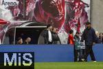 03.05.2025, Fussball 1. Bundesliga 2024/2025, 32. Spieltag, RB Leipzig - FC Bayern Mnchen, in der Red Bull Arena Leipzig, Kurz vor Ende des Spieles ist Harry Kane (mitte, FC Bayern Mnchen) an der Bank, aber der Meisterjubel fllt diesmal aus.  re: Trainer Vincent Kompany (FC Bayern Mnchen) 