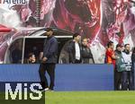 03.05.2025, Fussball 1. Bundesliga 2024/2025, 32. Spieltag, RB Leipzig - FC Bayern Mnchen, in der Red Bull Arena Leipzig, Kurz vor Ende des Spieles ist Harry Kane (mitte, FC Bayern Mnchen) an der Bank, aber der Meisterjubel fllt diesmal aus.  li: Trainer Vincent Kompany (FC Bayern Mnchen) 