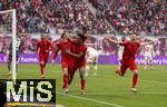 03.05.2025, Fussball 1. Bundesliga 2024/2025, 32. Spieltag, RB Leipzig - FC Bayern Mnchen, in der Red Bull Arena Leipzig, Torjubel Leroy Sane (li, Bayern Mnchen) nach seinem 3:2 Fhrungstreffer, mit Kingsley Coman (FC Bayern Mnchen) und Joshua Kimmich (FC Bayern Mnchen) 