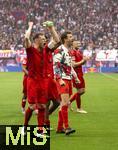 03.05.2025, Fussball 1. Bundesliga 2024/2025, 32. Spieltag, RB Leipzig - FC Bayern Mnchen, in der Red Bull Arena Leipzig, die Bayernspieler nach dem Spiel.  Joshua Kimmich (FC Bayern Mnchen), Thomas Mller (FC Bayern Mnchen), 