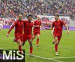 03.05.2025, Fussball 1. Bundesliga 2024/2025, 32. Spieltag, RB Leipzig - FC Bayern Mnchen, in der Red Bull Arena Leipzig, Torjubel Leroy Sane (li, Bayern Mnchen) nach seinem 3:2 Fhrungstreffer, mit Kingsley Coman (FC Bayern Mnchen) und Aleksandar Pavlovic (Bayern Mnchen)   