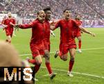 03.05.2025, Fussball 1. Bundesliga 2024/2025, 32. Spieltag, RB Leipzig - FC Bayern Mnchen, in der Red Bull Arena Leipzig, Torjubel Leroy Sane (li, Bayern Mnchen) nach seinem 3:2 Fhrungstreffer, mit Kingsley Coman (FC Bayern Mnchen) und Aleksandar Pavlovic (Bayern Mnchen)  