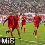 03.05.2025, Fussball 1. Bundesliga 2024/2025, 32. Spieltag, RB Leipzig - FC Bayern Mnchen, in der Red Bull Arena Leipzig, Torjubel Leroy Sane (li, Bayern Mnchen) nach seinem 3:2 Fhrungstreffer, mit Kingsley Coman (FC Bayern Mnchen) und Aleksandar Pavlovic (Bayern Mnchen)   
