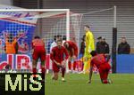 03.05.2025, Fussball 1. Bundesliga 2024/2025, 32. Spieltag, RB Leipzig - FC Bayern Mnchen, in der Red Bull Arena Leipzig, Nach dem Gegentor zum 3:3,Aleksandar Pavlovic (Bayern Mnchen) , Leon Goretzka (FC Bayern Mnchen), Kingsley Coman (FC Bayern Mnchen) frustriert.