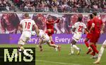 03.05.2025, Fussball 1. Bundesliga 2024/2025, 32. Spieltag, RB Leipzig - FC Bayern Mnchen, in der Red Bull Arena Leipzig, Leroy Sane (Bayern Mnchen) Torschuss zum 3:2 Fhrungstor, Lukas Klostermann (RB Leipzig) und David Raum (RB Leipzig) und Castello Lukeba (RB Leipzig) ohne Chance.