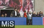 03.05.2025, Fussball 1. Bundesliga 2024/2025, 32. Spieltag, RB Leipzig - FC Bayern Mnchen, in der Red Bull Arena Leipzig, Kurz vor Ende des Spieles ist Harry Kane (mitte, FC Bayern Mnchen) an der Bank, aber der Meisterjubel fllt diesmal aus. 