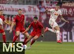 03.05.2025, Fussball 1. Bundesliga 2024/2025, 32. Spieltag, RB Leipzig - FC Bayern Mnchen, in der Red Bull Arena Leipzig, v.li: Joshua Kimmich (FC Bayern Mnchen), Aleksandar Pavlovic (Bayern Mnchen)  gegen Benjamin Sesko (RB Leipzig) 