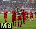 03.05.2025, Fussball 1. Bundesliga 2024/2025, 32. Spieltag, RB Leipzig - FC Bayern Mnchen, in der Red Bull Arena Leipzig, die Bayernspieler nach dem Spiel. Joao Palhinha (FC Bayern Mnchen), Joshua Kimmich (FC Bayern Mnchen), Thomas Mller (FC Bayern Mnchen), 
