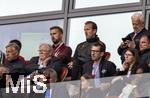 03.05.2025, Fussball 1. Bundesliga 2024/2025, 32. Spieltag, RB Leipzig - FC Bayern Mnchen, in der Red Bull Arena Leipzig, Ehrentribne, mit Harry Kane (re. oben, FC Bayern Mnchen), links daneben: Bruder Charlie Kane,   