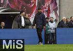 03.05.2025, Fussball 1. Bundesliga 2024/2025, 32. Spieltag, RB Leipzig - FC Bayern Mnchen, in der Red Bull Arena Leipzig, Kurz vor Ende des Spieles ist Harry Kane (mitte, FC Bayern Mnchen) an der Bank, aber der Meisterjubel fllt diesmal aus.  re: Trainer Vincent Kompany (FC Bayern Mnchen) 