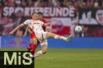 03.05.2025, Fussball 1. Bundesliga 2024/2025, 32. Spieltag, RB Leipzig - FC Bayern Mnchen, in der Red Bull Arena Leipzig, Lukas Klostermann (vorne, RB Leipzig) gegen Thomas Mller (FC Bayern Mnchen) 