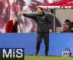03.05.2025, Fussball 1. Bundesliga 2024/2025, 32. Spieltag, RB Leipzig - FC Bayern Mnchen, in der Red Bull Arena Leipzig, Trainer Zsolt Lw (RB Leipzig) an der Seitenlinie.