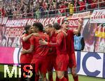 03.05.2025, Fussball 1. Bundesliga 2024/2025, 32. Spieltag, RB Leipzig - FC Bayern Mnchen, in der Red Bull Arena Leipzig, Torjubel , Serge Gnabry (FC Bayern Mnchen), Leroy Sane (Bayern Mnchen), Aleksandar Pavlovic (Bayern Mnchen)  