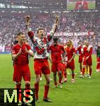 03.05.2025, Fussball 1. Bundesliga 2024/2025, 32. Spieltag, RB Leipzig - FC Bayern Mnchen, in der Red Bull Arena Leipzig, die Bayernspieler nach dem Spiel.  Joshua Kimmich (FC Bayern Mnchen), Thomas Mller (FC Bayern Mnchen), 