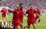 03.05.2025, Fussball 1. Bundesliga 2024/2025, 32. Spieltag, RB Leipzig - FC Bayern Mnchen, in der Red Bull Arena Leipzig, Torjubel Leroy Sane (li, Bayern Mnchen) nach seinem 3:2 Fhrungstreffer, mit Kingsley Coman (FC Bayern Mnchen) und Aleksandar Pavlovic (Bayern Mnchen)  