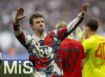 03.05.2025, Fussball 1. Bundesliga 2024/2025, 32. Spieltag, RB Leipzig - FC Bayern Mnchen, in der Red Bull Arena Leipzig, die Bayernspieler nach dem Spiel.  Thomas Mller (FC Bayern Mnchen). grt die Fans 