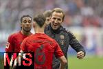 03.05.2025, Fussball 1. Bundesliga 2024/2025, 32. Spieltag, RB Leipzig - FC Bayern Mnchen, in der Red Bull Arena Leipzig, die Bayernspieler nach dem Spiel, Harry Kane (FC Bayern Mnchen) umarmt Joshua Kimmich (FC Bayern Mnchen) 