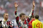 03.05.2025, Fussball 1. Bundesliga 2024/2025, 32. Spieltag, RB Leipzig - FC Bayern Mnchen, in der Red Bull Arena Leipzig, die Bayernspieler nach dem Spiel.  Thomas Mller (FC Bayern Mnchen). grt die Fans 