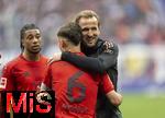 03.05.2025, Fussball 1. Bundesliga 2024/2025, 32. Spieltag, RB Leipzig - FC Bayern Mnchen, in der Red Bull Arena Leipzig, die Bayernspieler nach dem Spiel, Harry Kane (FC Bayern Mnchen) umarmt Joshua Kimmich (FC Bayern Mnchen) 