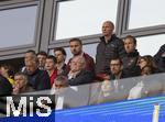 03.05.2025, Fussball 1. Bundesliga 2024/2025, 32. Spieltag, RB Leipzig - FC Bayern Mnchen, in der Red Bull Arena Leipzig, Ehrentribne, mit Harry Kane (re, FC Bayern Mnchen), Bruder Charlie Kane (links neben Harry), Prsident Herbert Hainer (FC Bayern), 
