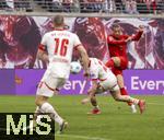 03.05.2025, Fussball 1. Bundesliga 2024/2025, 32. Spieltag, RB Leipzig - FC Bayern Mnchen, in der Red Bull Arena Leipzig, Leroy Sane (Bayern Mnchen) Torschuss zum 3:2 Fhrungstor, Lukas Klostermann (RB Leipzig) und David Raum (RB Leipzig) ohne Chance.